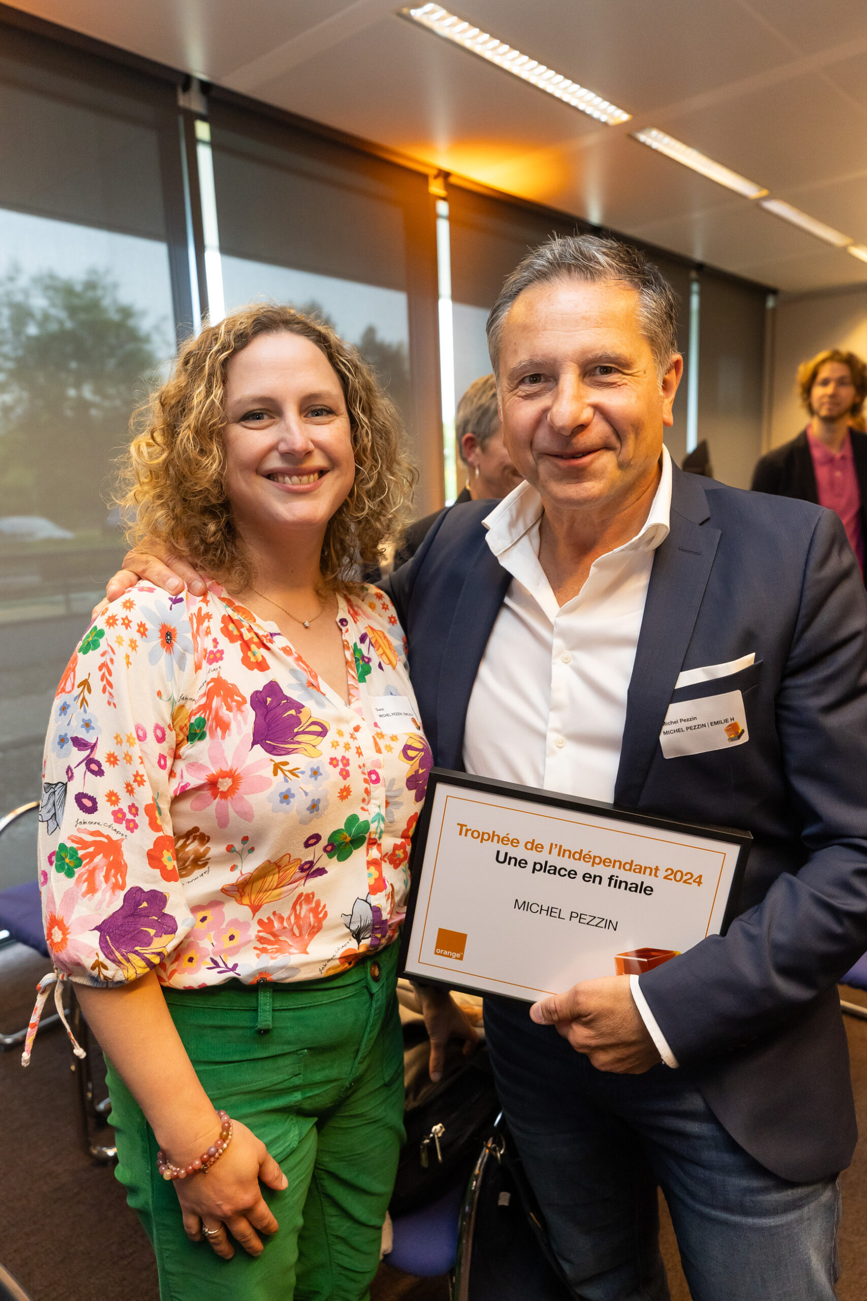 Michel PEZZIN et Emilie HENRY lors de la remise des prix aux finaliste du Trophée de l'indépendant 2024, par Orange Belgique