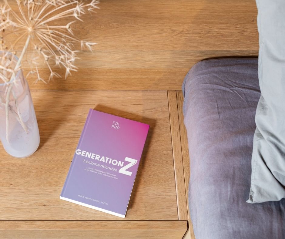 Livre "Génération Z, l'énigme décodée", posé par terre dans un appartement